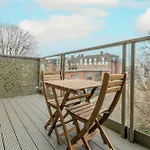 Spacious 2Br Apt With Balcony In Camberwell