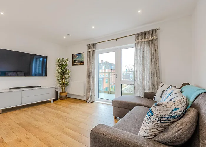 Spacious 2Br Apt With Balcony In Camberwell
