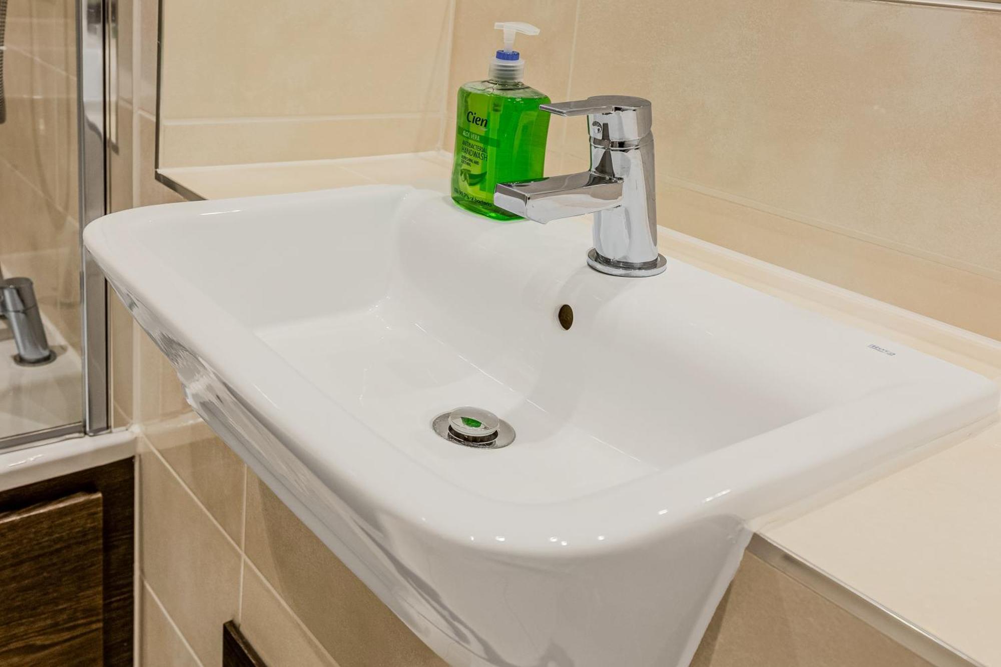 Spacious 2br With Balcony In Camberwell Apartamento